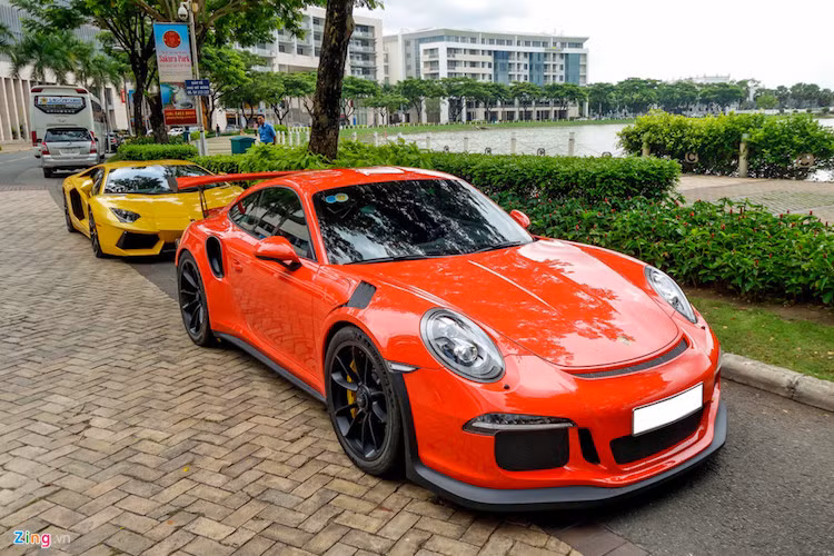  Siêu xe Porsche 911 GT3 RS độc nhất Việt Nam từng xuất hiện tại Hà Nội đã được chuyển vào TP.HCM để giao cho doanh nhân Nguyễn Quốc Cường. Đây là chiếc Porsche 911 GT3 RS độc nhất Việt Nam từng lăn bánh trên đường Hà Nội vào đầu tháng 4 năm nay.
