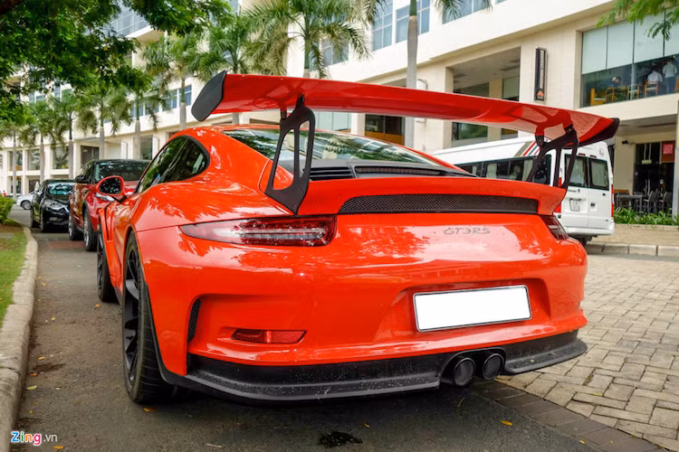 Nếu đóng đầy đủ các loại thuế tại Việt Nam, giá xe vào khoảng 11 tỷ đồng. Porsche 911 GT3 RS được giới thiệu tại triển lãm ôtô quốc tế Geneva 2015. Đây là chiếc xe vừa sử dụng được trên đường công cộng, nhưng cũng phù hợp với đường đua.