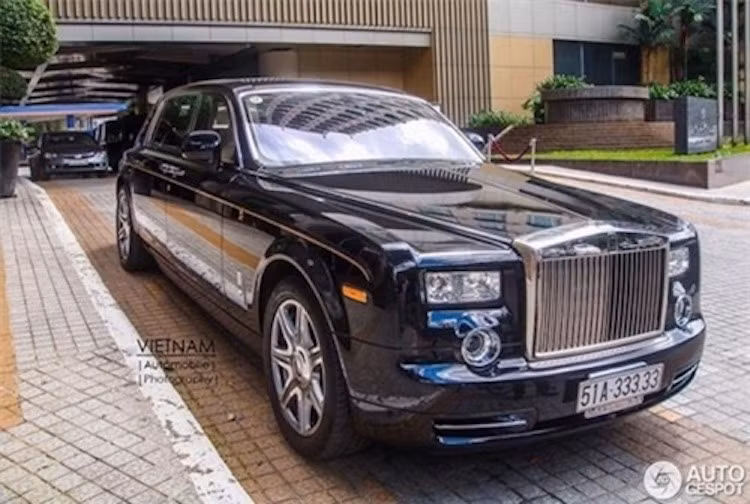 Chiếc xe siêu sang Rolls-Royce Phantom phiên bản rồng đặc biệt gắn biển ngũ quý 3. Theo quan niệm, số 3 là con số vững chắc như kiềng 3 chân, Người Trung Quốc có câu “3 với 3 là mãi mãi” (bất tận) và là biểu tượng của sự trường thọ