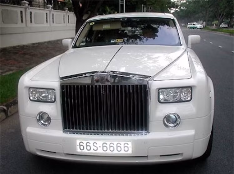 Không phải là tứ quý hay ngũ quý, chiếc Rolls-Royce Phantom màu trắng này mang biển lục quý 6 siêu khủng khiến nhiều người không khỏi choáng ngợp.