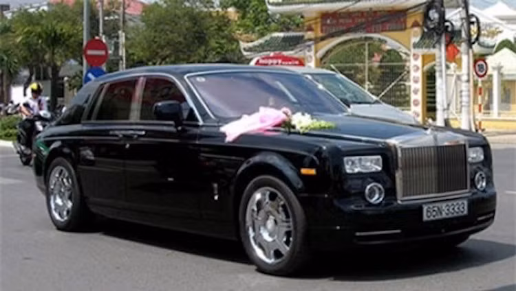 Thêm một chiếc Rolls-Royce màu đen mang biển kiểm soát tỉnh Cần Thơ làm xe đón dâu.