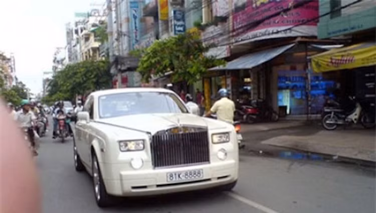 Thêm một chiếc Rolls-Royce Phantom màu trắng gắn biển tứ quý 8 của chủ nhân sống tại Gia Lai. Theo quan niệm phương Đông, số 8 tượng trưng cho sự thịnh vượng, sức khỏe và may mắn. Con số biểu hiện tốt lành này là tám điều bất tử trong đạo Lão và Bát Chánh đạo trong Phật giáo.