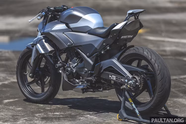 - Sau khi được trang bị dàn vỏ "hàng thửa" được tạo ra bằng công nghệ in 3D, chiếc sportbike Honda CBR250R đã có kiểu dáng streetfighter cực "chiến" theo phong cách robot Zoku trong phim hoạt hình Gundam.