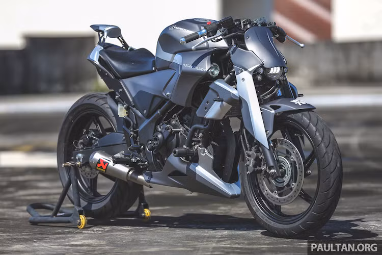 Dựa trên cơ sở chiếc CBR250R, nhà thiết kế Kenny Yeoh người Malaysia - chủ nhân hãng độ Kenstomoto đã tạo ra một bản độ streetfighter cực "khủng" mang tên MechaStallion. Theo Yeoh, cảm hứng để anh tạo ra bản độ này được lấy từ robot phản diện Zaku trong series phim hoạt hình và truyện tranh Mobile Suit Gundam của Nhật.