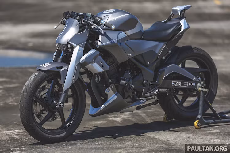 Là phiên bản nâng cấp của chiếc CBR150R, mẫu môtô sportbike Honda CBR250R có lượng người sử dụng khá đông đảo tại các nước châu Á. Tuy nhiên dù mang kiểu dáng sportbike nhưng thiết kế của dòng CBR250R cũ lại được lấy cảm hứng từ chiếc sport touring Honda VFR1200, khiến nó không "ngầu" và thể thao như những chiếc xe cùng phân khúc.