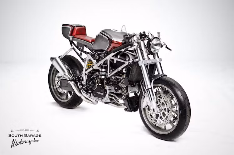 Được sản xuất từ năm 2003 tới 2006, Ducati 749 được coi là phiên bản "giá rẻ" của siêu môtô Ducati 999 và đồng thời là "tiền bối" của dòng 848, 899 hay 959 Panigale. Từ chiếc môtô sportbike Ducati 749, xưởng độ South Garage Cafe tại Ý đã tạo ra một mẫu cafe racer cổ điển nhưng sở hữu những công nghệ hiện đại nhất.