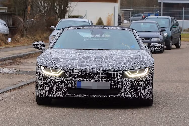 Ý tưởng về siêu xe BMW i8 mui trần đã được BMW "hiện thực hóa" vào năm 2012 tại triển lãm Bắc Kinh - một năm trước khi i8 được sản xuất hàng loạt. Lúc đó, chiếc xe mui trần được BMW trưng bày có tên là i8 Concept Spyder.