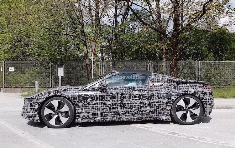 Kết hợp với động cơ đốt trong, i8 Spyder được dự đoán sẽ có công suất tổng nâng lên thành 420 mã lực, thay vì 357 mã lực như hiện nay. Một phiên bản chạy điện hoàn toàn của chiếc xe cũng có thể sẽ được ra mắt sau đó.