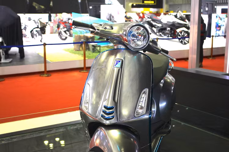 Những lời khẳng định của Piaggio hoàn toàn có cơ sở khi trên thực tế, Elettrica có kiểu dáng y hệt một chiếc Vespa Primavera bình thường. Tuy nhiên so với Primavera, chiếc xe nổi bật hơn một chút với màu sơn chrome. Đồng thời, các chi tiết viền chrome trên Primavera thường đã được đổi sang chrome xanh.