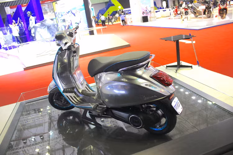 Hiện mới chỉ ở dạng xe ý tưởng nhưng theo hãng xe Piaggio, nếu mọi việc thuận lợi, hãng có thể bán ra Elettrica vào nửa cuối năm 2017.