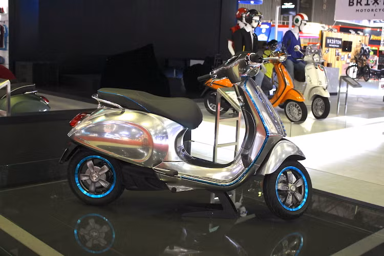 Dù hiện tại mới thể hiện ý tưởng về một chiếc xe tay ga chạy điện nhưng theo Piaggio, hãng đã có kinh nghiệm với động cơ điện từ thập niên 70. Dù chạy điện nhưng với Elettrica, hãng xe máy Piaggio khẳng định rằng chiếc xe sẽ "là một chiếc Vespa đúng nghĩa" và đi theo "công thức" đã làm nên thành công của dòng xe Vespa từ trước tới nay.