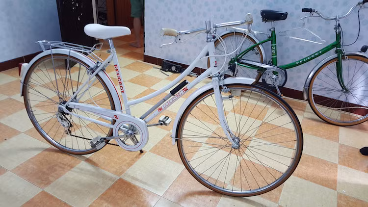 Một chiếc Peugeot trắng khá hiếm, tuy nhiên đây là đời 1988 nên có giá khá rẻ.... chỉ 10 triệu đồng.