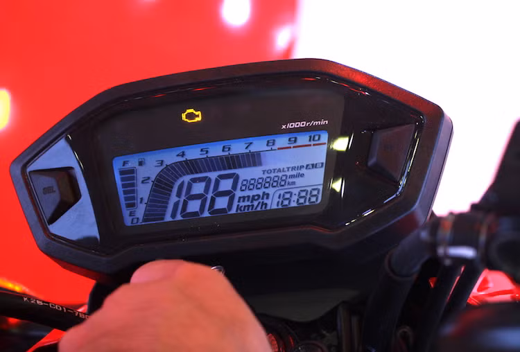 Bảng đồng hồ trên Honda MSX125 mới vẫn y hệt như MSX 125 cũ, chỉ thay đổi màu sắc của đèn nền sang ánh xanh thay vì trắng. Ngoài ra, chiếc xe còn có thêm một số thay đổi nhỏ khác, chẳng hạn như chìa khóa có thể gấp gọn và bật ra bằng một nút bấm.