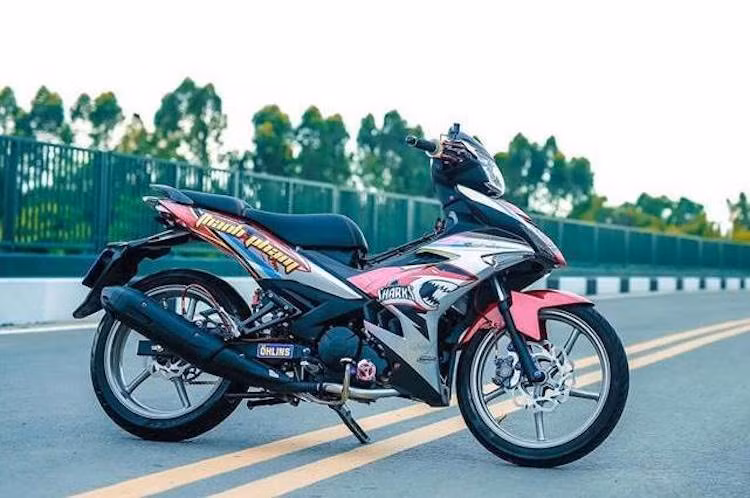 Vốn có kiểu dáng thể thao nguyên bản, chiếc Yamaha Exciter 150 của một biker Sài Gòn đã càng trở nên bắt mắt và đồng thời có khả năng vận hành nâng cao với loạt "đồ chơi" nâng cấp.