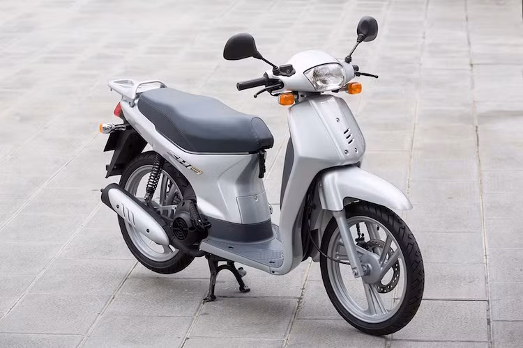 Thế hệ SH thứ 2 ra mắt vào năm 1996 đã "từ bỏ" động cơ 2 kỳ, chuyển sang loại 4 kỳ xi-lanh đơn SOHC với 2 mức dung tích là 50 hoặc 100 cc. Với phiên bản này, Honda đã từ bỏ thiết kế vuông vức phong cách thập niên 80 để đem tới cho SH vẻ ngoài mềm mại hơn. Chiếc xe cũng có những cải tiến đáng giá khác như mâm đúc hay phanh đĩa trước.