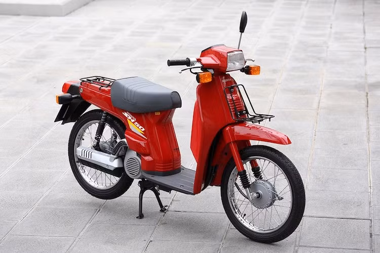 Thế hệ Honda SH đầu tiên ra đời vào năm 1984 có tên gọi SH50, sở hữu động cơ 2 kỳ, xi-lanh đơn 49 cc với công suất 3,1 mã lực. Nguồn gốc tên gọi SH của chiếc xe tới nay vẫn còn gây tranh cãi. Chữ SH được cho là viết tắt của "Scoopy Honda" - khi SH là một phiên bản khác của Honda Scoopy hoặc "Super Handling" - ám chỉ đường kính bánh 16 inch giúp nó có khả năng kiểm soát tốt hơn những mẫu xe ga khác.