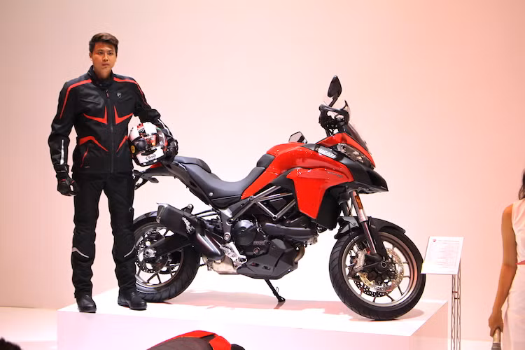 Từng nhiều lần lộ diện trong năm 2016, mẫu xe Ducati Multistrada 950 đã chính thức được Ducati ra mắt lần đầu cách đây hơn nửa năm tại triển lãm EICMA 2016. Trong khuôn khổ triển lãm xe máy Việt Nam (VMCS) 2017 đang diễn ra tại TP HCM, mẫu xe này đã được Ducati Việt Nam chính thức ra mắt thị trường Việt.