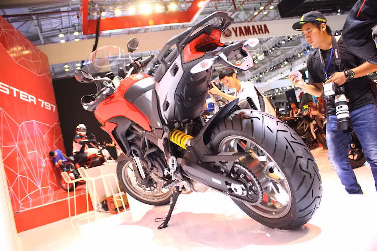 Hiện tại Ducati Multistrada 950 chưa có giá chính thức tại thị trường Việt Nam. Tuy nhiên theo đại diện của Ducati Việt Nam chia sẻ với PV Báo điện tử Kiến Thức, giá bán của xe dự đoán sẽ rơi vào tầm 550 triệu đồng, với mức chênh lệch khoảng 5 triệu đồng.