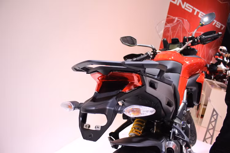 Ở phía sau, Multistrada 950 cũng vẫn giữ nguyên thiết kế đuôi với đèn hậu LED hình boomerang của phiên bản 1200. Với tùy chọn Touring Pack, chiếc xe sẽ còn được trang bị thêm 2 thùng đồ phía sau có thể tháo rời. Chiếc xe còn được tích hợp cổng sạc điện thoại nằm bên dưới yên.