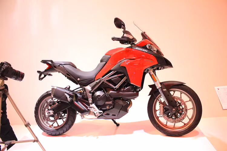 Thay vì phuộc Ohlins, Multistrada 950 sử dụng phuộc USD đường kính 48 mm của hãng khác (nhiều khả năng từ Showa). Những chi tiết quen thuộc của bản 1200 như bảng đồng hồ LCD màu và hệ thống điều khiển lực kéo 8 chế độ cũng đã được đưa xuống bản 950 này. Chiều cao yên xe tính tới mặt đất là 840 mm.