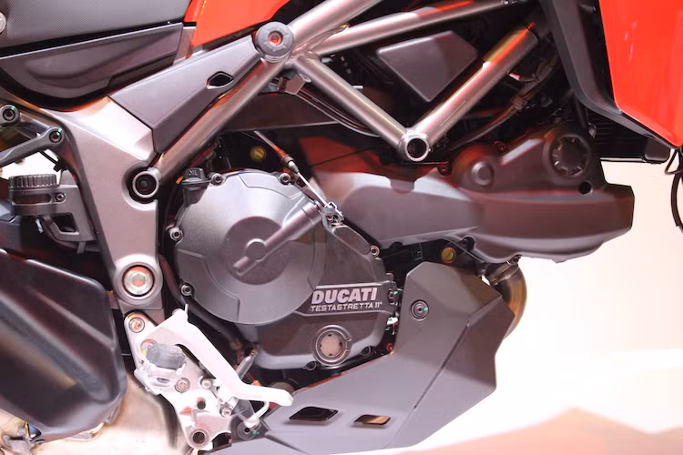 Tương tự như các dòng xe mới gần đây của Ducati như Hypermotard hay Supersport, Multistrada 950 được trang bị động cơ L-Twin Testastretta với dung tích xi-lanh 937 cc, có công suất tối đa 113 mã lực tại 9000 vòng/phút và mô-men xoắn cực đại 96,1 Nm tại 7750 vòng/phút.
