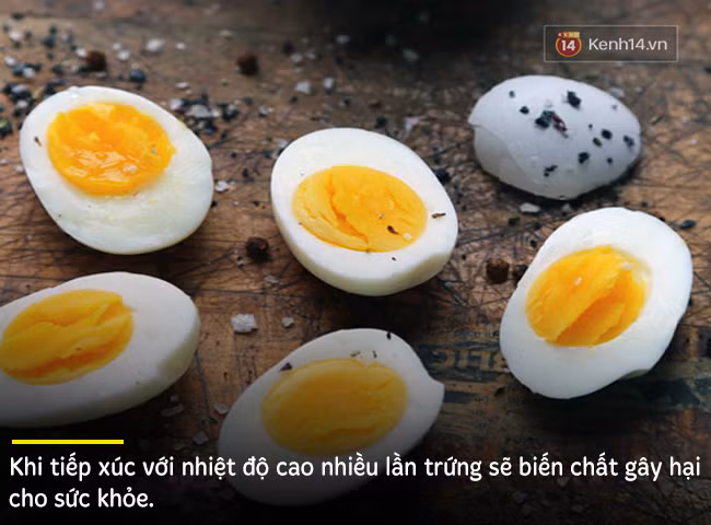  2.Trứng. Trứng là một trong những loại thức ăn thừa không bao giờ được hâm nóng sau khi đã nấu chín. Trứng luộc, hấp và rán có lượng canxi, chất dinh dưỡng, vitamin và nhiều yếu tố dinh dưỡng khác nhưng khi tiếp tục bị tác động bởi nhiệt độ cao, lòng đỏ của trứng có thể biến thành chất gây hại cho cơ thể.