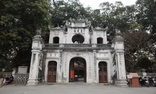 Mới đây, TP Hà Nội đã quyết định không tổ chức bắn pháo hoa đêm giao thừa Tết Nguyên đán Đinh Dậu, dành tiền chăm lo Tết người nghèo. Ngay sau đó, Sở Văn hoá &amp; Thể thao đã đề xuất ý tưởng “rung chuông thay pháo hoa” để đánh dấu thời khắc chuyển giao giữa năm cũ và năm mới. Ông Tô Văn Động, Giám đốc Sở Văn hóa &amp; Thể thao Hà Nội đưa ra ý tưởng liên hệ với các đền chùa, nhà thờ trên địa bàn TP để đồng loạt đánh hồi chuông dài đúng thời khắc giao thừa.