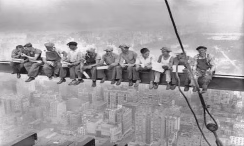 Bức ảnh lịch sử này được chụp vào chiều mùa thu ngày 29/9/1932, 11 công nhân đã ngồi trên một dầm thép cao 800 feet so với mặt đất ở quận Manhattan, New York. Phía dưới chân họ chính là tòa nhà 30 của trung tâm Rockefeller.