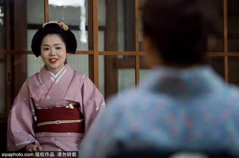 Thông thường một Geisha sẽ kết thúc sự nghiệp của mình vào tuổi 30. Những người tiền nhiệm của Geisha được gọi là "tỷ tỷ".