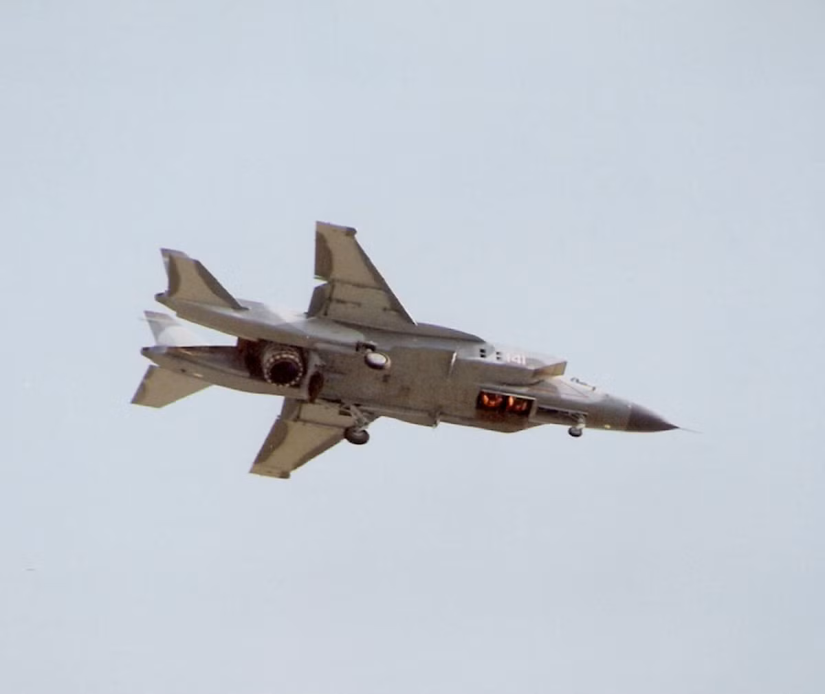 Mặc dù gặp phải tai nạn nghiêm trọng, tuy nhiên tính năng công nghệ mà tiêm kích VTOL Yak-141 đem lại là vô cùng tuyệt vời. Thế nhưng, như đã biết, thời điểm cuối năm 1991, Liên bang Xô Viết hùng mạnh đã rệu rã hoàn toàn, nguy cơ tan rã hiện rõ trước mắt. Chính vì vậy, dự án Yak-141 đã không còn được tiếp thêm ngân sách dẫn tới việc hủy bỏ hoàn toàn. Tiếc vô cùng dự án tiêm kích VTOL siêu âm.