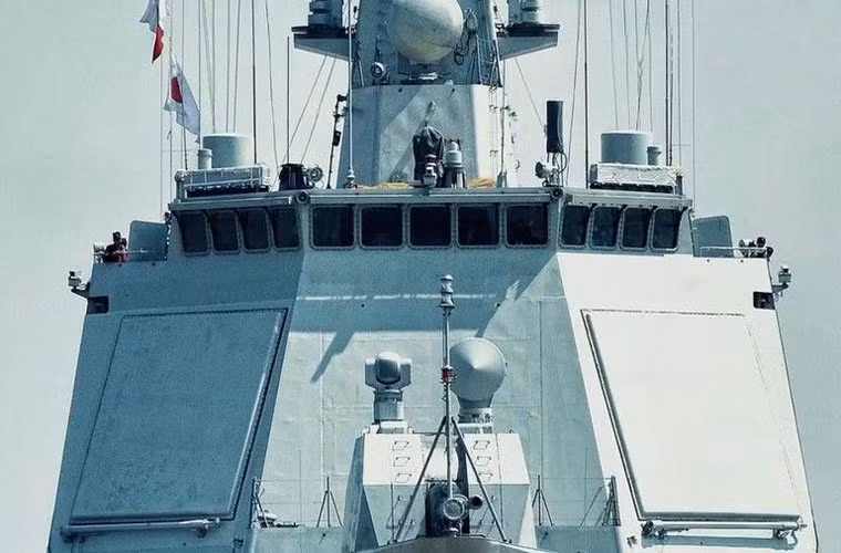 Type 052D được trang bị radar quét mảng pha điện tử chủ động AESA được phát triển từ radar Type 348 sử dụng trên Type 052C và hệ thống tên lửa phòng không phóng thẳng đứng, hệ thống này tương tự trên hệ thống Mk41 của Mỹ.