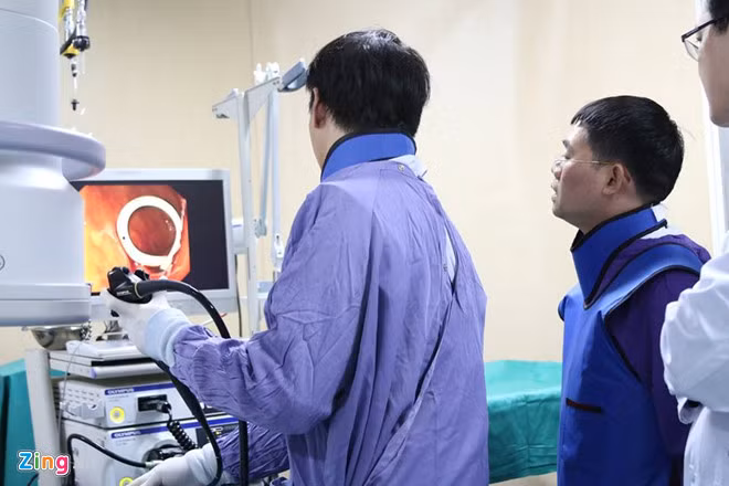 Các bác sĩ thực hiện nội soi siêu âm dẫn lưu nang giả tụy vào dạ dày . Ảnh: T.X. Các bác sĩ thực hiện nội soi siêu âm dẫn lưu nang giả tụy vào dạ dày . Ảnh: T.X.