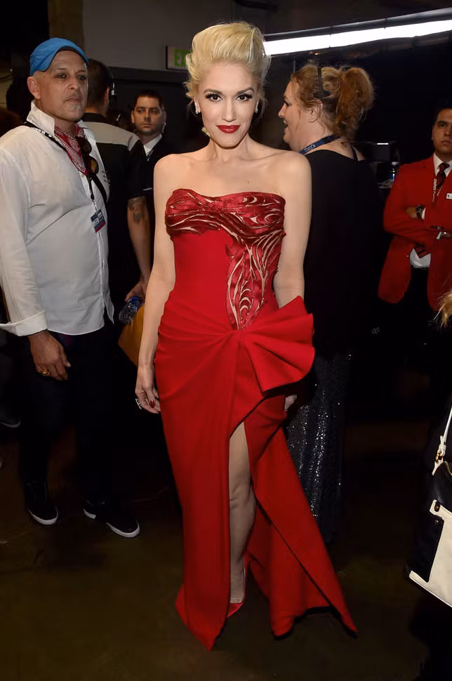 Gwen Stefani táo bạo với váy trễ vai. Ảnh: Daily Express.
