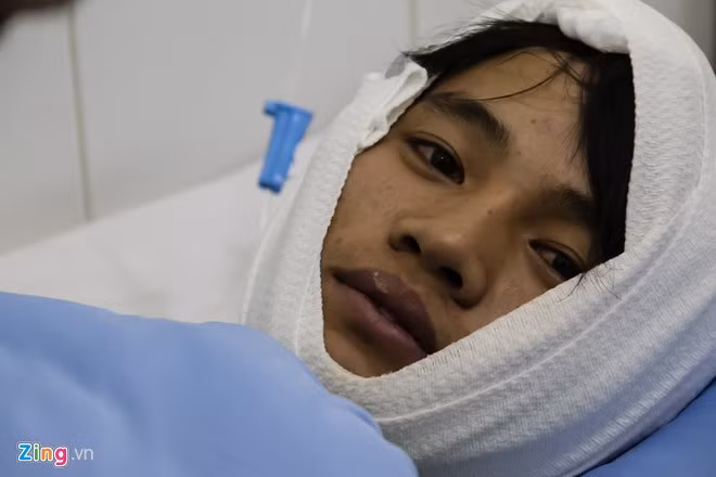 Anh Quang là một trong 12 nạn nhân của vụ sập hầm, sức khỏe khá yếu sau nhiều ngày dầm mình trong nước lạnh.