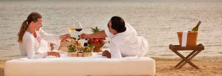 An Lâm Ninh Vân Bay nằm trên vịnh Ninh Vân, thị xã Ninh Hòa được mệnh danh là thiên đường của những kỳ nghỉ dưỡng sang trọng khi trải dài trên diện tích rộng 50 hecta. Những tảng đá granite khổng lồ nằm rải rác khắp khu nghỉ dưỡng cộng với 35 cụm biệt thự kết hợp phong cách thiết kế truyền thống, hiện đại tạo cảm giác sang trọng, thoải mái cho du khách.