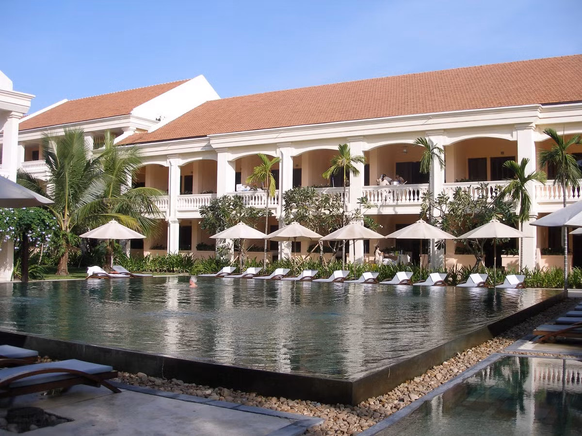 Khu nghỉ dưỡng Nam Hải có 60 biệt thự một phòng ngủ và 40 biệt thự khác đều có hồ bơi riêng. Nội thất trong những căn phòng ở đây đều sử dụng thiết bị cao cấp từ bồn tắm khảm sơn mài vỏ trứng đến những chiếc bát dát vàng... tạo cho du khách cảm giác thoải mái, sang trọng.