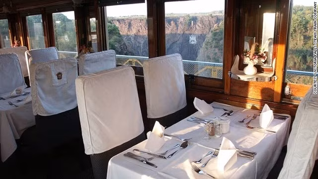 6. Ăn tối dưới ánh trăng tại nhà hàng Moonlight Dinner Run ở Victoria Falls, Zimbabwe. Nhà hàng này hứa hẹn sẽ mang đến cho bạn một trải nghiệm đáng nhớ bên trong toa xe lửa cũ.