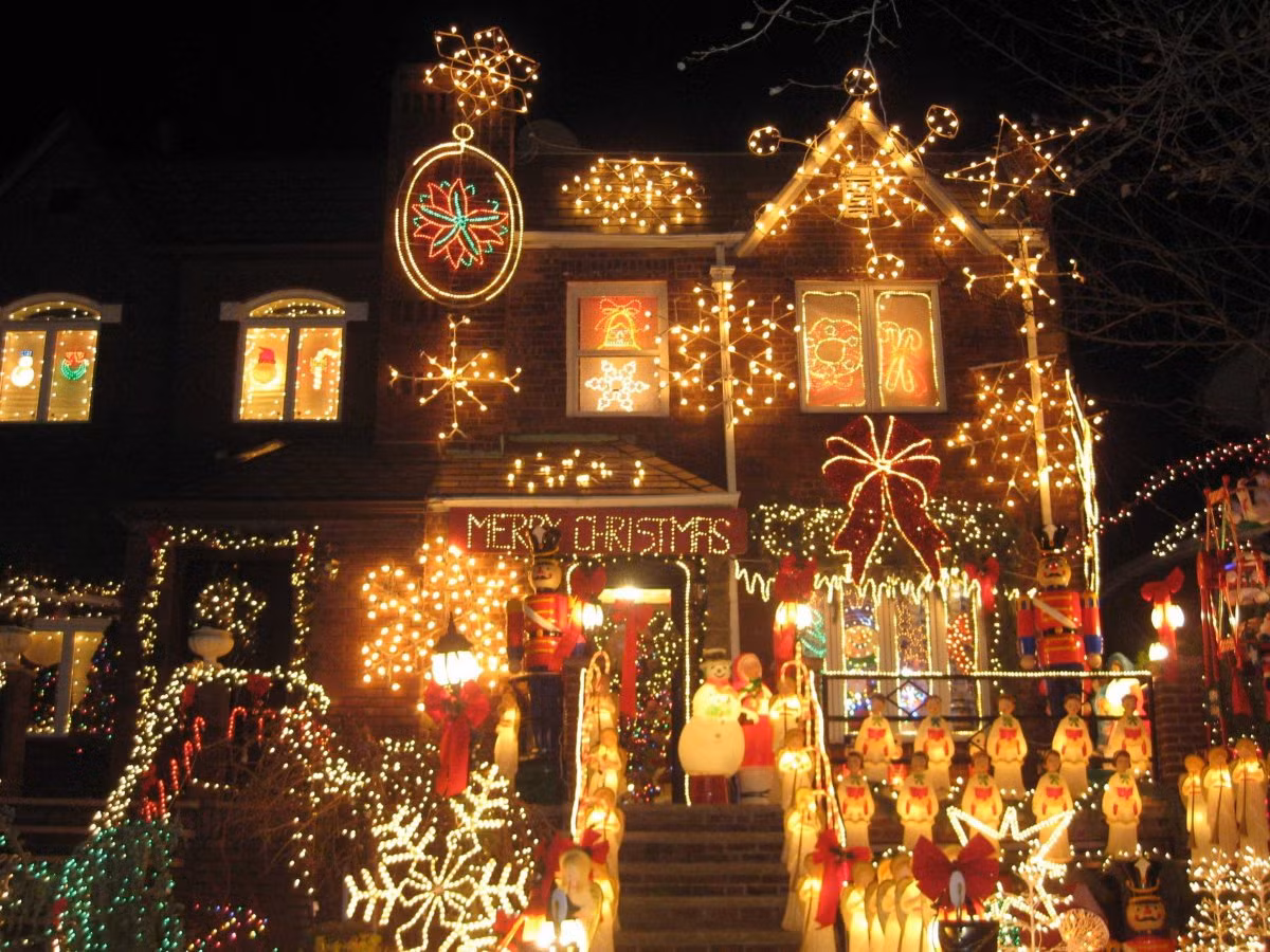 Những ngôi nhà ở Dyker Heights, Brooklyn (Mỹ) được trang hoàng bởi những họa tiết vô cùng độc đáo. Đây cũng là một trong những công trình ánh sáng ấn tượng nhất thế giới.