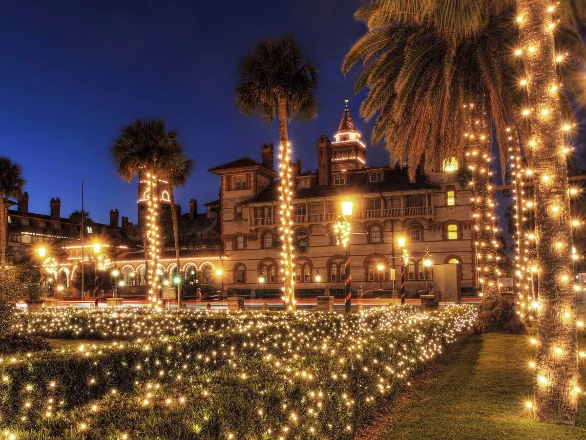 Downtown St. Augustine, tại Florida (Mỹ)“phát sáng” trong đêm với hoạt động Đêm hội ánh sáng (Night of Lights) được tổ chức vào mỗi dịp Giáng sinh và năm mới hàng năm.