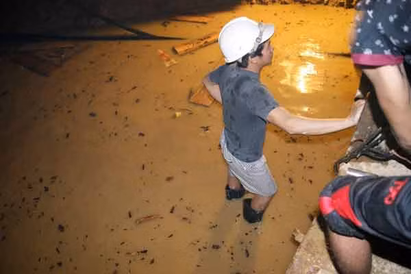 Sau khi hoạt động cứu hộ, việc hút nước cũng tạm dừng, nên hiện nước vẫn đang dâng cao trong hầm.