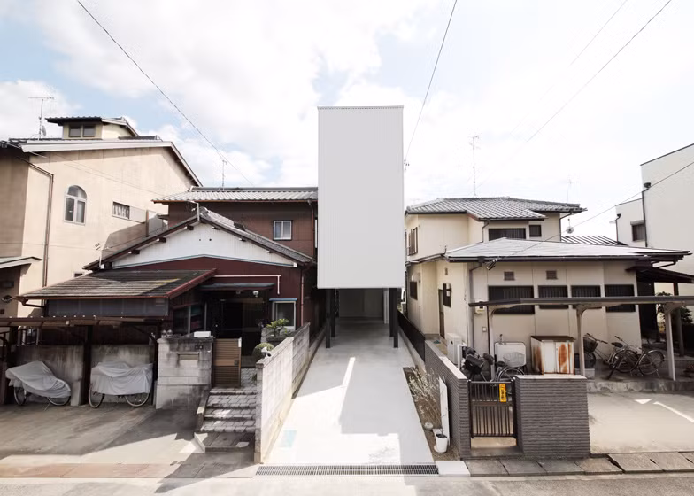 Nhà Imai của KTS Nhật Bản Katsutoshi Sasaki. Ngôi nhà 2 tầng tọa ở tỉnh Aichi, Nhật Bản chỉ rộng 3m và không có hành lang. Thay vào đó, nội thất của nó được bố trí như là một chuỗi phòng đơn giản với tỷ lệ không gian thay đổi theo chức năng. Do không có đủ không gian để trồng vườn nên kiến trúc sư đã thêm một sân nhỏ trong nhà ở tầng trệt.