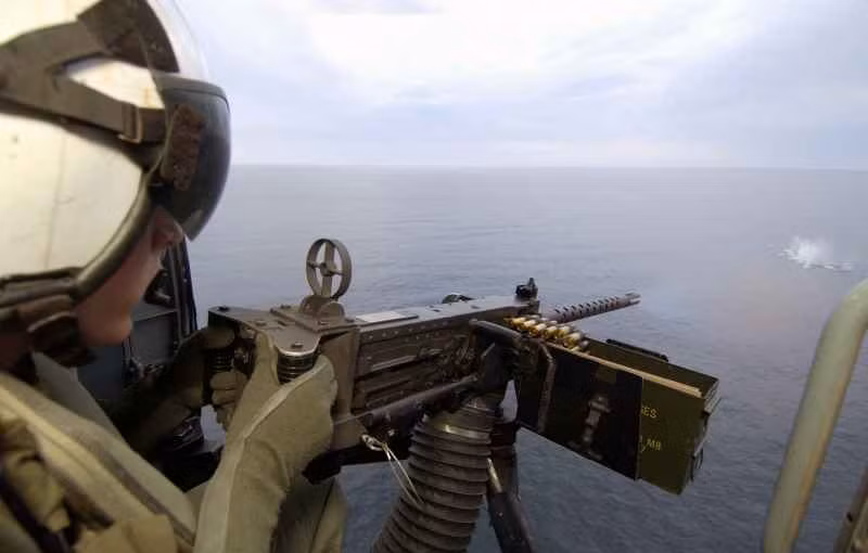 GAU-16/A là phiên bản của khẩu đại liên huyền thoại M2 Browning, nó được cải tiến trực tiếp từ khẩu GAU-15/A và lắp trên các trực thăng vận tải UH-1N của Thủy quân Lục chiến Mỹ cũng như lắp thêm vào phía sau khoang hàng của trực thăng vận tải CH-46, CH-53 và UH-60. Khẩu súng này đạt tốc độ bắn ước tính 750-80 phát/phút, tầm bắn hiệu quả 1,8km. Nguồn ảnh: Global Security