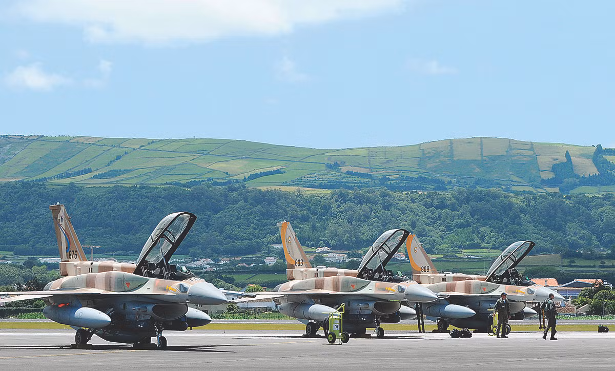 Israel bắt đầu mua những chiếc F-16 đầu tiên từ Mỹ vào những năm 1980. Lực lượng Không quân Israel (IAF) đã bắn rơi hai máy bay trực thăng Mil Mi-8 của Syria trên bầu trời Lebanon vào tháng 4 năm 1981, đánh dấu lần tiêu diệt chiến đấu đầu tiên của F-16.
