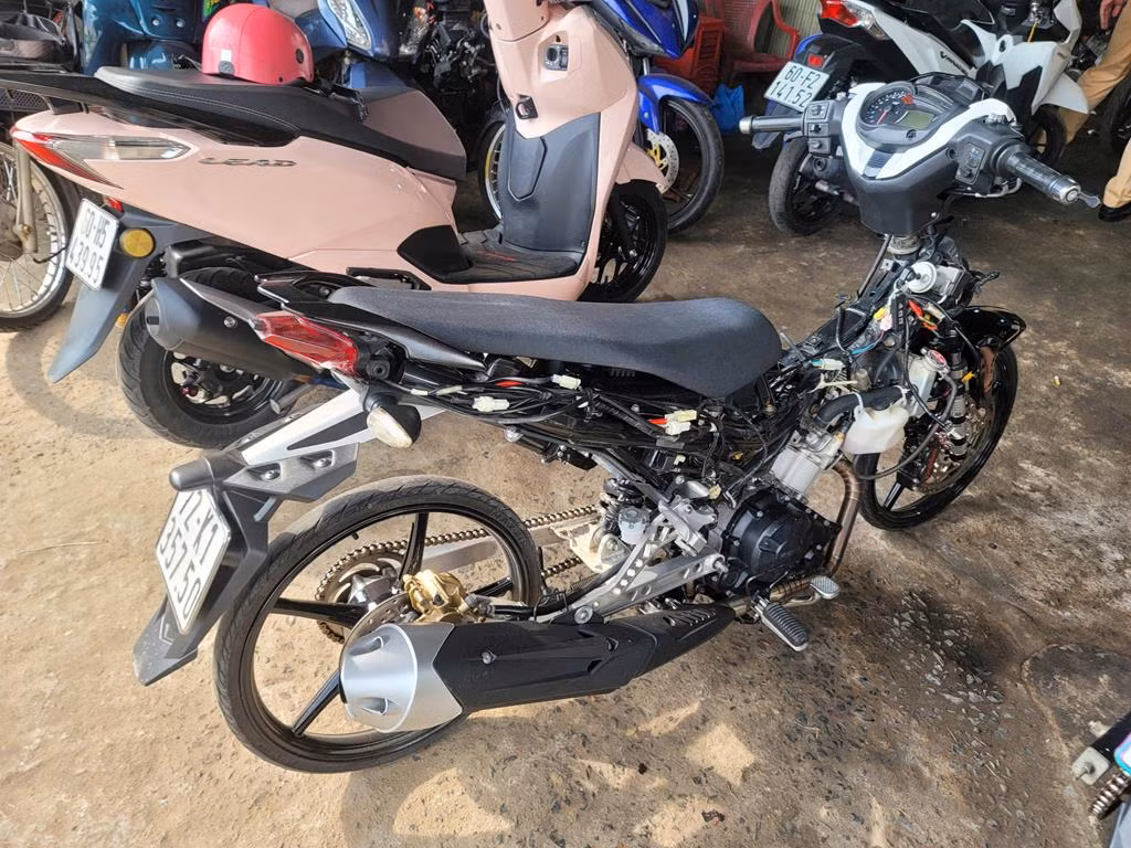 10 cơ sở đang sửa chữa xe mô tô không có giấy chứng nhận đăng ký xe, với tổng cộng 47 xe mô tô; 7 cơ sở kinh doanh buôn bán phụ tùng xe không rõ nguồn gốc, không có hoá đơn chứng từ. 