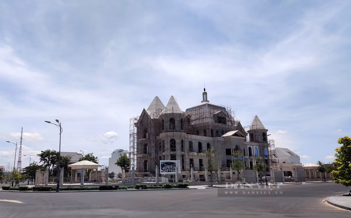 Quá trình triển khai, dự án khu đô thị du lịch biển Phan Thiết bị công dân tố cáo vướng hàng loạt sai phạm. Trong đó có đơn của ông Đinh Trung, nguyên Bí thư Tỉnh ủy Bình Thuận. (Ảnh: Dân Việt).