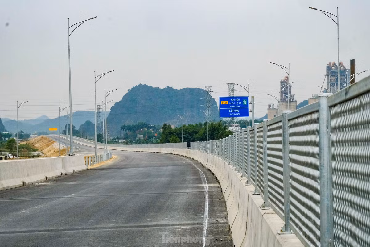 Cao tốc Mai Sơn - QL45 giai đoạn hoàn chỉnh được xây dựng theo quy mô 6 làn xe, nền đường 32,25m, đạt vận tốc thiết kế 120km/h; giai đoạn phân kỳ đầu tư xây dựng 4 làn xe hạn chế, nền đường 17m, đạt vận tốc thiết kế 80km/h. (Ảnh: Tiền Phong).