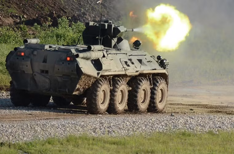 Đáng lưu ý nhất là các xe bọc thép chở quân BTR-82A – phiên bản nâng cấp mạnh của dòng BTR-80 với hỏa lực mạnh ngang ngửa xe chiến đấu bộ binh.