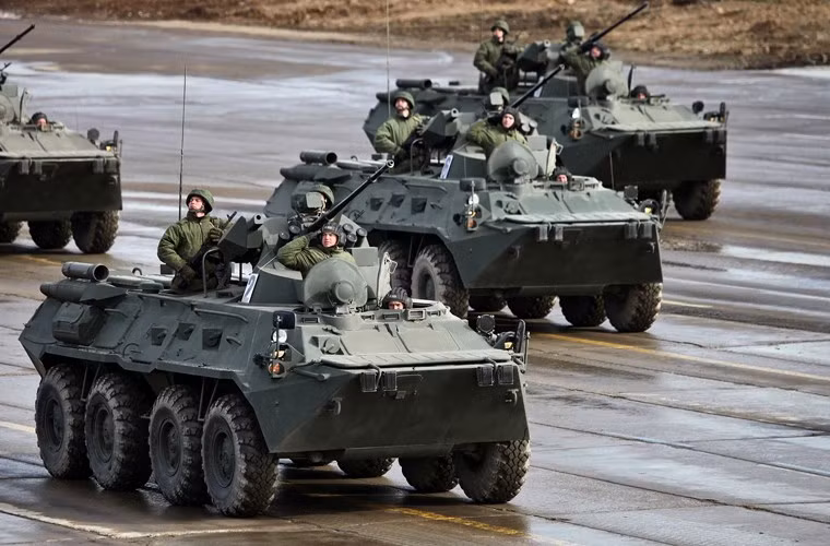 BTR-82A được thiết kế trên cơ sở khung gầm BTR-80A với chiều dài 7,65m, rộng 2,9m và cao 2,8m, trọng lượng tổng thể 15,4 tấn. Thân xe được thiết kế với vật liệu sợi kevlar tổng hợp đem lại khả năng chống đạn tốt hơn, cũng như chống lại các loại thiết bị nổ tự tạo, mìn.... Dẫu vậy, BTR-82A chỉ thích hợp với vai trò chở quân, trinh sát hoặc chi viện hỏa lực, không thích hợp để trở thành vũ khí tuyến đầu.