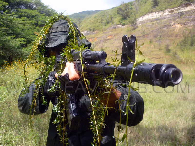 Phiên bản súng trường AK-103 nặng 3,6kg (chưa có hộp tiếp đạn), chiều dài 943m trong đó chiều dài nòng 415m, tốc độ bắn lý thuyết 600 phát/phút, tầm bắn hiệu quả 500m, sơ tốc 715m/s.