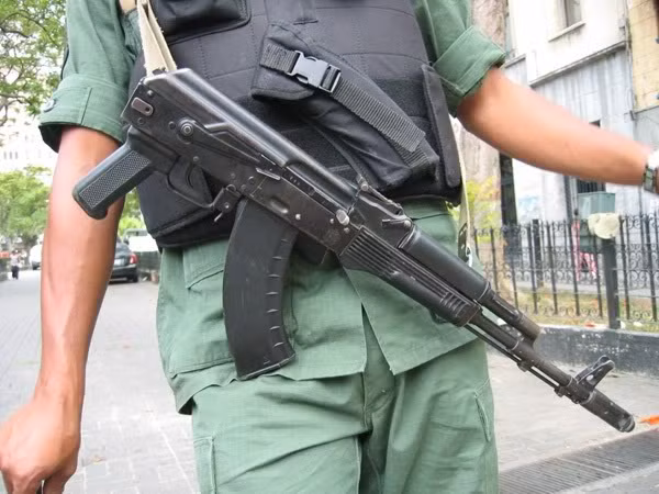 Biến thể AK-103 còn được phát triển với một loạt biến thể cải tiến nhỏ khác gồm: AK-103-1 bán tự động dùng cho cảnh sát, thị trường dân sự; AK-103-2 là phiên bản có chế độ bắn điểm xạ 3 viên thêm vào giữa chế độ bắn tự động liên thanh và bán tự động dùng cho cảnh sát và thị trường dân sự; AK-103N2 gắn kính ngắm đêm 1PN58; AK-103N3 gắn kính ngắm đêm 1PN51.